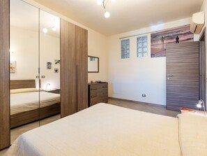 2 bedrooms, travel cot, free WiFi
