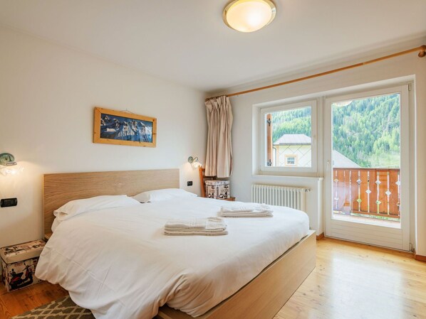 3 bedrooms, travel cot