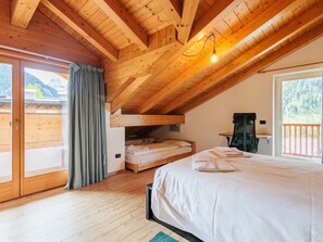 3 bedrooms, travel crib