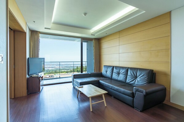 Basic Double or Twin Room, Balcony, Ocean View | Living area
