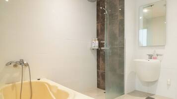 家庭四人房, 阳台, 山景 | 浴室 | 独立的浴缸和淋浴、吹风机、毛巾、肥皂