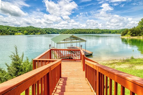 Douglas Lake Front with Private Dock, Private Pavilion, hot tub, and fire pit!!