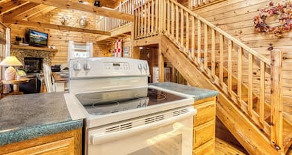 Douglas Lake Front with Private Dock, Private Pavilion, hot tub, and fire pit!!