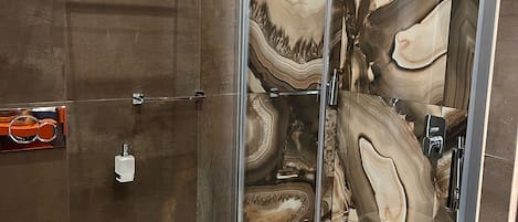 Coffee | Salle de bain | Douche, douche cascade, articles de toilette (gratuits)
