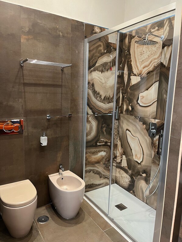 Coffee | Bathroom | Shower, rainfall showerhead, free toiletries, hair dryer - Relais Chiaia (Naples)