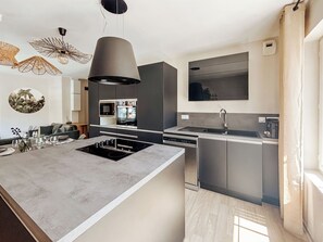 Frigorífico, microondas, horno y lavavajillas