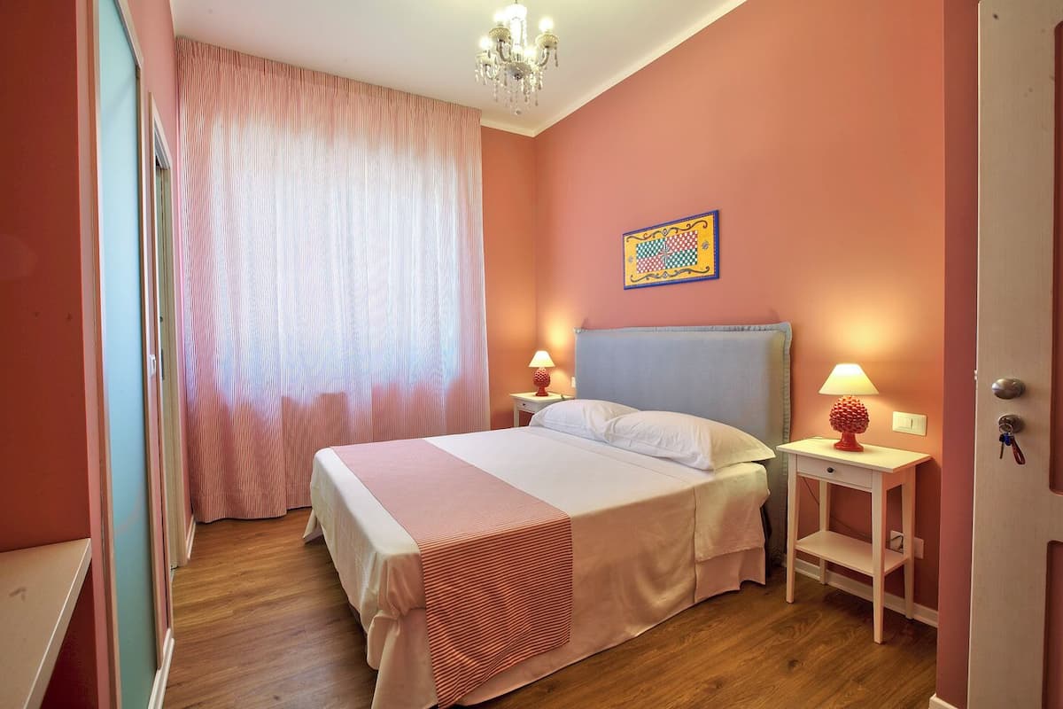 In-room safe, soundproofing, iron/ironing board, free WiFi
