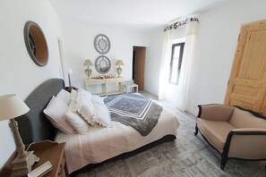 4 slaapkamers, een strijkplank/strijkijzer, reisbedje, gratis wifi