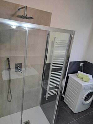 Bruser, hårtørrer, bidet, håndklæder
