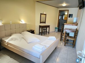 Camera doppia, balcone, vista mare | Wi-Fi gratuito