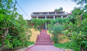 Front of property - Aggelika Apartments (Zakynthos)