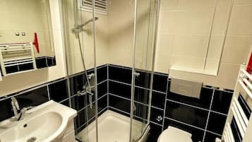 Comfort Suite, Mountain View | Bathroom | Combined shower/tub, towels, soap, toilet paper