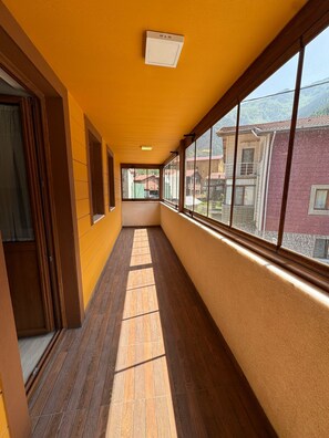 Comfort suite, uitzicht op bergen | Uitzicht op de stad