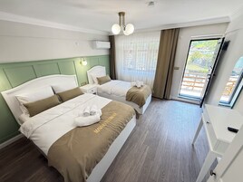 Basic-værelse til 3 personer | Skrivebord, arbejdsområde til bærbare computere, gratis Wi-Fi