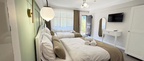 Habitación triple básica | Escritorio, espacio para trabajar con laptop y wifi gratis