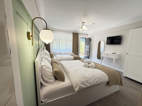 Escritorio, espacio para trabajar con laptop y wifi gratis