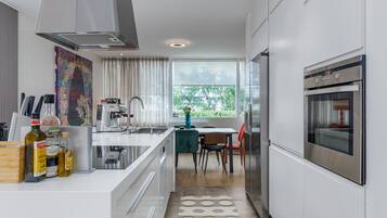 Réfrigérateur, micro-ondes, four, plaque de cuisson