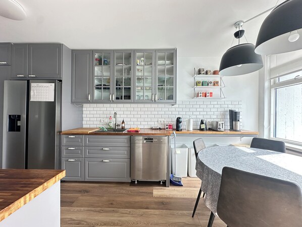 Køleskab, mikrobølgeovn, ovn, kogeplade