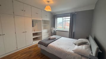 4 kamar tidur, setrika/meja setrika, Wi-Fi gratis, dan seprai linen