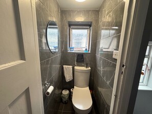 Bathroom - Westwick Gardens Retreat - 4 Bedroom House (Hounslow)