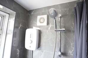 Maison | Salle de bain | Ensemble douche/baignoire, baignoire relaxante profonde, sèche-cheveux