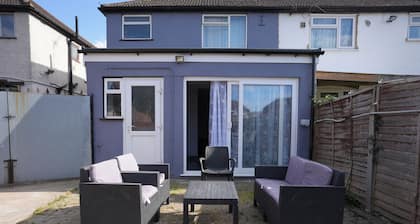 Westwick Gardens Retreat - 4 Bedroom House