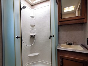 Ducha, secador de pelo, toallas