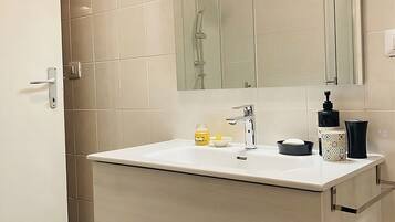 Doccia, asciugacapelli, bidet, asciugamani