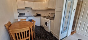 Fridge, microwave, oven, stovetop - Tidy, Spacious & Quiet 2BD on Edge of Cork City (Cork)