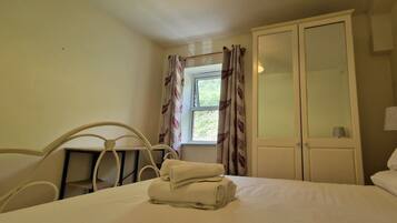 2 bedrooms, iron/ironing board, WiFi, bed sheets