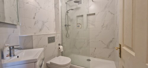 Tidy, Spacious & Quiet 2BD on Edge of Cork City