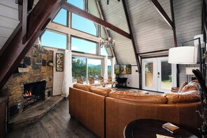 Smart TV, chimenea, videojuegos