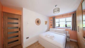 3 bedrooms, iron/ironing board, travel cot, Internet