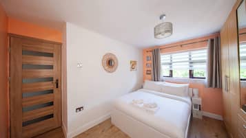 3 bedrooms, iron/ironing board, travel cot, Internet