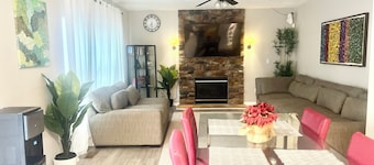 Spacious Home with 4BR, 2.5 Bath for 8-10PPLE, with WiFi and free parking 