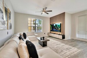 TV - Luxury 4BR · Vista Cay Resort (Orlando)