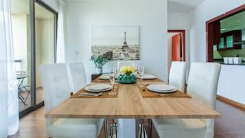 Premium Apartment, Marina View | Dining room