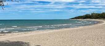 Wexford Cottage, steps from Beach, AC, fenced yard