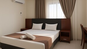 A hotel room with a bed, a desk, and a chair. - Melia's Hôtel Diamniadio  (Diamniadio)