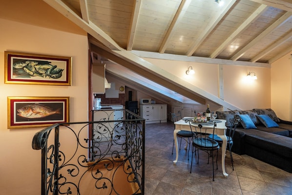 Royal Suite | منطقة المعيشة | تلفزيون إل سي دي بحجم 100-سم يعرض قنوات تلفزيونية باشتراك مدفوع