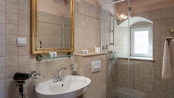 Royal Suite | Brankas dan Wi-Fi gratis