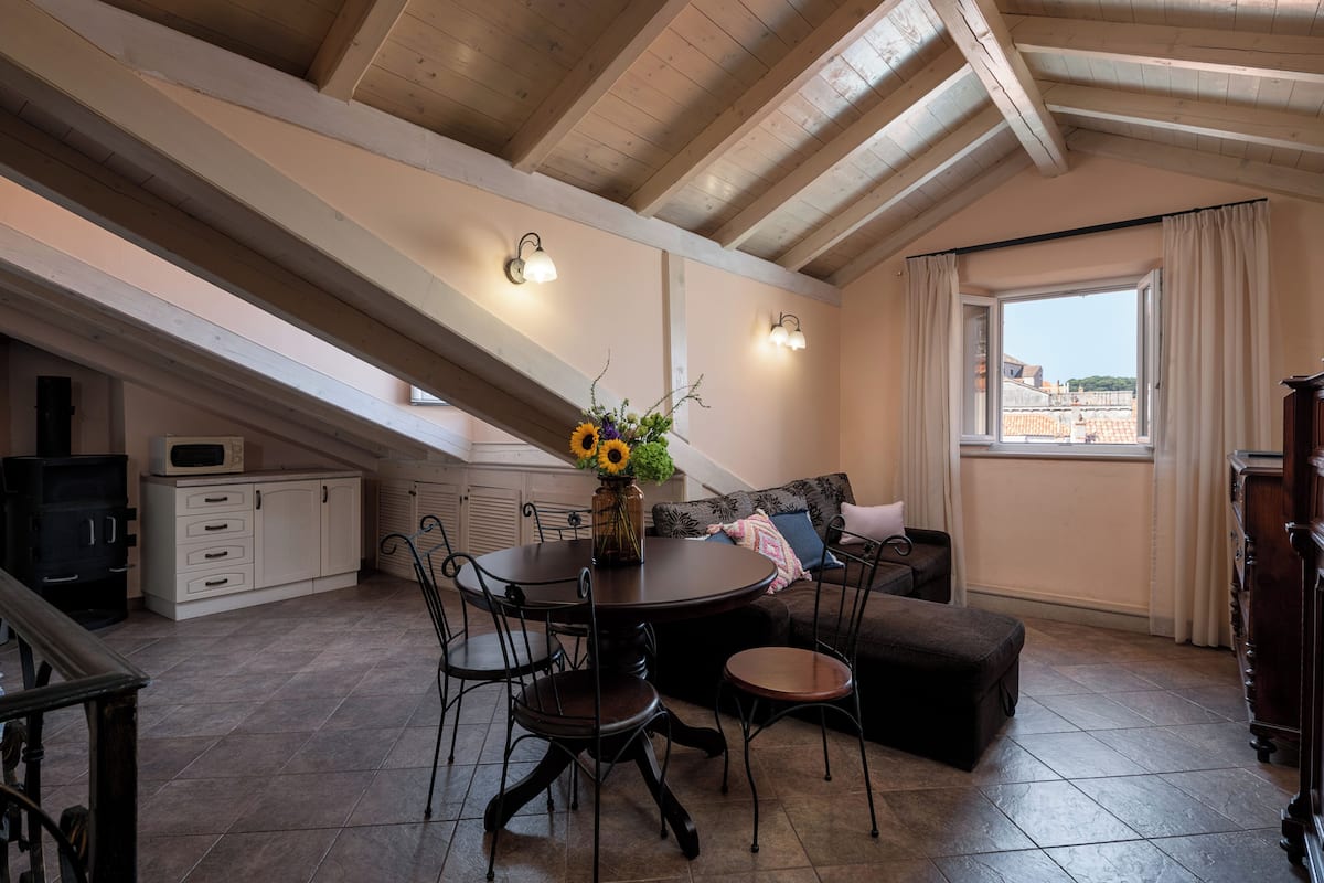 Royal Suite | 起居區 | 100-公分 LCD 液晶電視,提供有線頻道