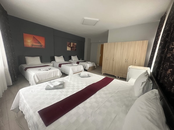 Minibar, escritorio, espacio para trabajar con laptop y wifi gratis