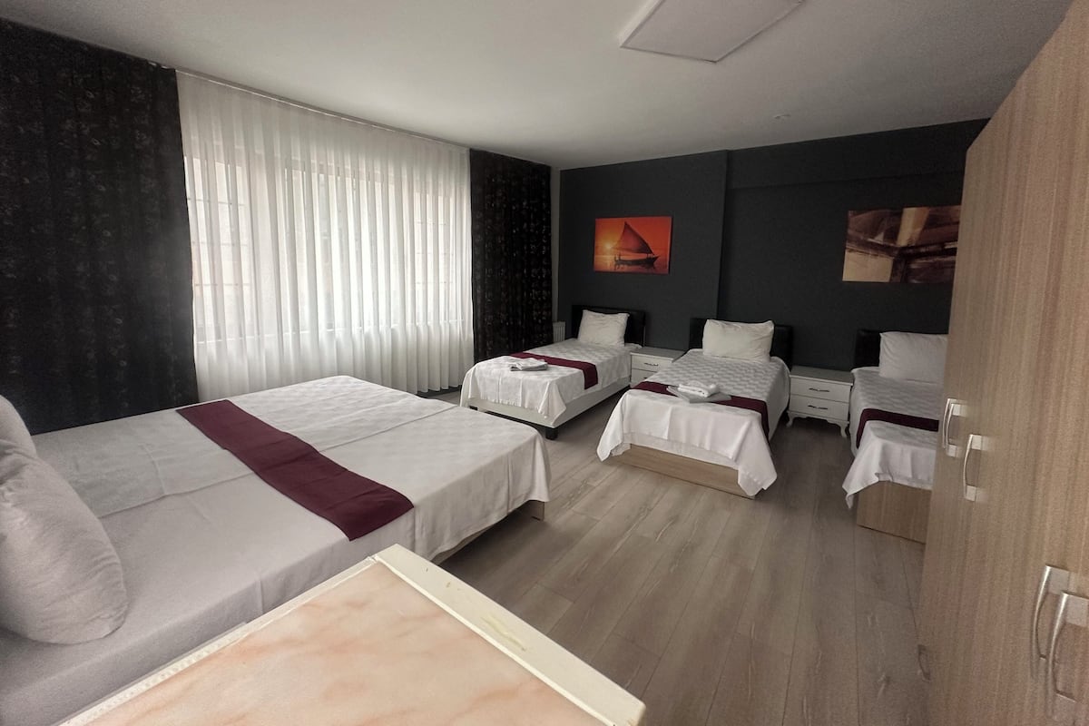 Economy vierpersoonskamer, uitzicht op stad | Een minibar, een bureau, een laptopwerkplek, gratis wifi