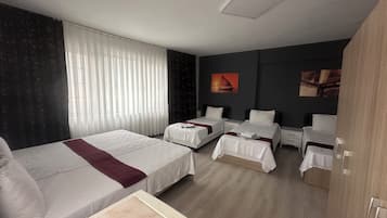 Habitació quàdruple econòmica, vistes a la ciutat | Minibar, escriptori i espai de treball apte per a portàtils