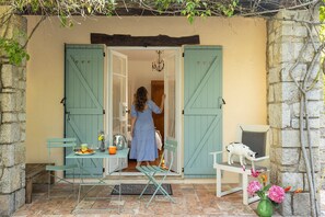 Outdoor dining - Luxury Vacation Rental | Idyllic Countryside Escape in Provence (Châteauneuf-Grasse)