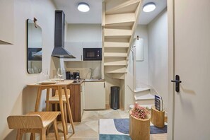 Refrigerador, microondas, parrilla de estufa y cafetera y tetera 