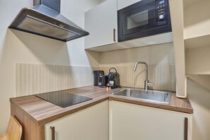 Réfrigérateur, micro-ondes, plaque de cuisson, cafetière/bouilloire