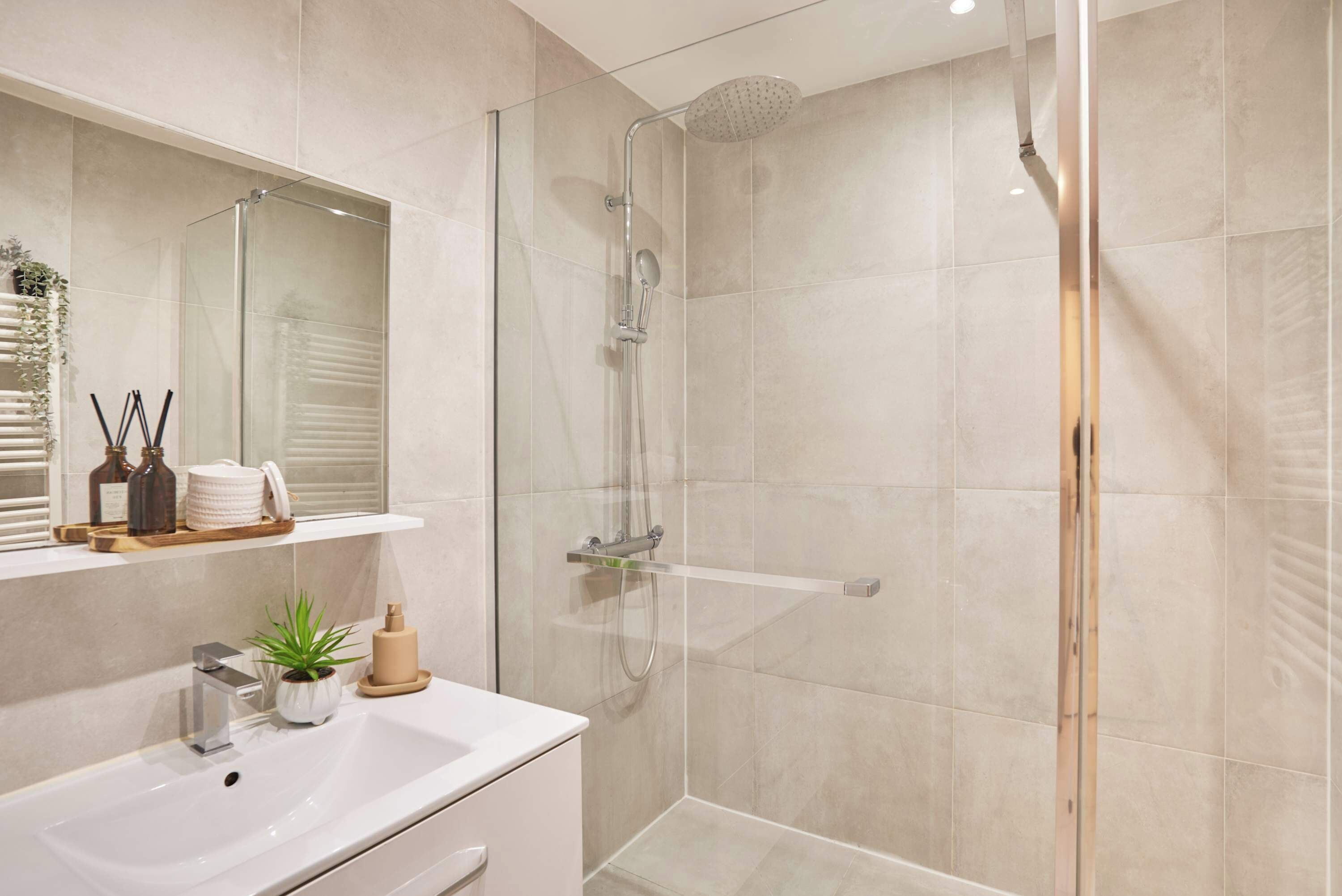 Douche, sèche-cheveux, serviettes fournies, shampoing