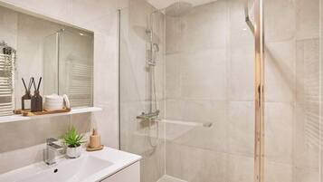 Douche, sĂšche-cheveux, serviettes fournies, shampoing